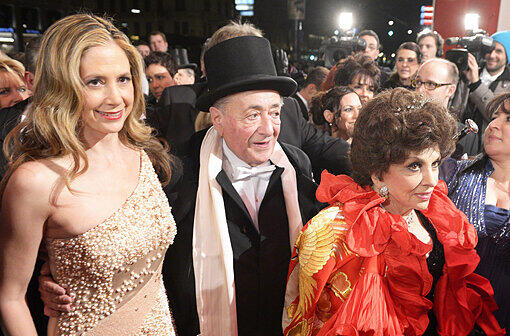 Baulöwe Richard Lugner hatte gleich einen doppelten Aufputz für den diesjährigen Ball: die Schauspielerinnen Mira Sovino (l.) und Gina Lollobrigida.