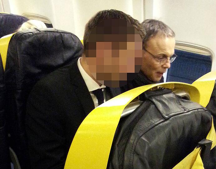 Ein Schnappschuss im Flieger: Der Protz-Bischof Franz-Peter Tebartz-van Elst sitzt im Ryanair-Flieger von Frankfurt-Hahn auf dem Weg nach Rom. Dort will er seine Sicht der Dinge dem Papst erläutern. Parallel flog auch Erzbischof Robert Zollitsch, der Vorsitzende der Deutschen Bischofskonferenz, zum Papst. Auch er will mit Franziskus über die Zukunft von Tebartz-van Elst reden.