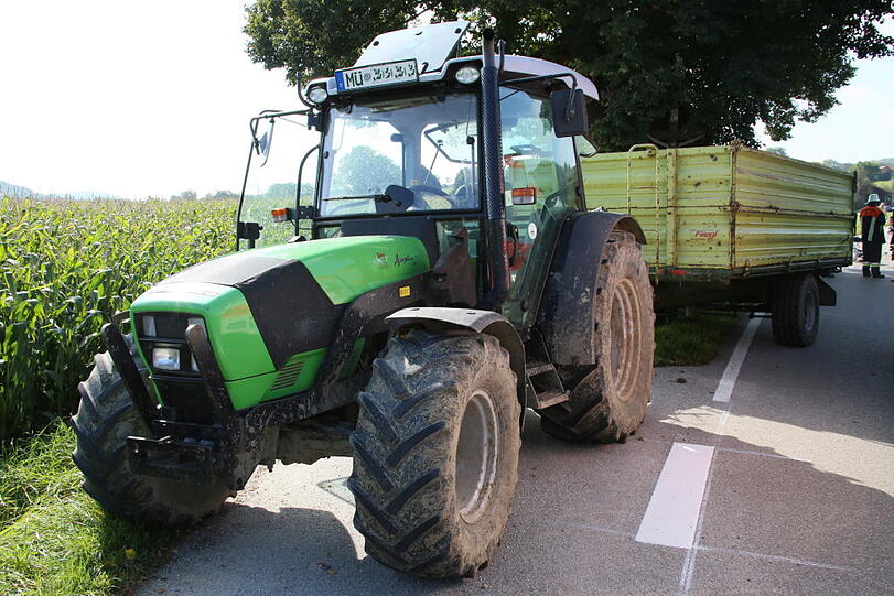 Heftiger Unfall bei Mühldorf: Ein junger Mann stürzte mit seinem Motorrad und geriet unter den Anhänger eines Traktors.
