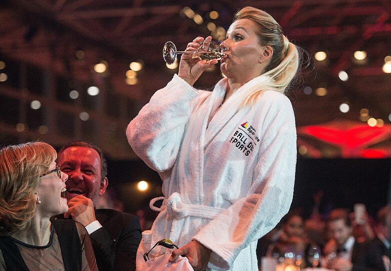Hat nichts verlernt: Franziska van Almsick beim Show-Schwimmen in Wiesbaden.