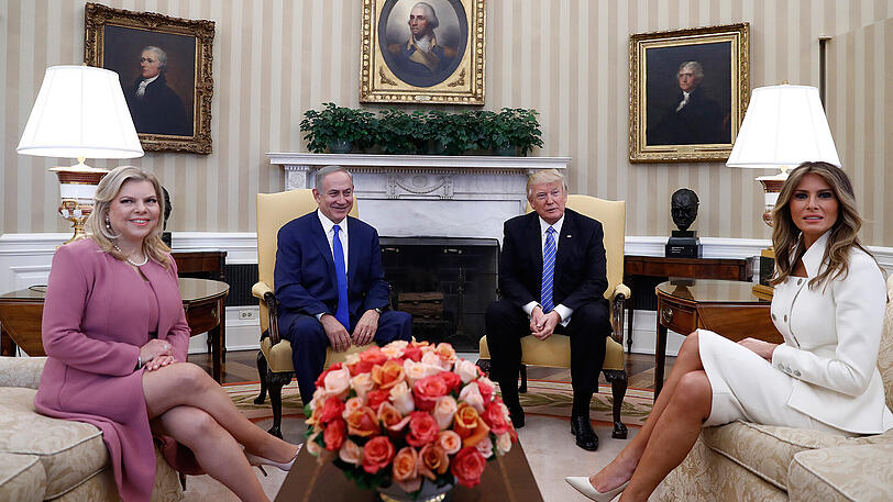 Gute Miene zum bösen Spiel? Obwohl Donald Trump den israelischen Premier Benjamin Netanjahu (2.v.l.) zur Zurückhaltung bei der Siedlungspolitik auffordert, scheint die Stimmung am Mittwochabend (Ortszeit) beim Treffen im Weißen Haus mit den First Ladies Sara (l.) und Melania gut. Auch die Querelen um sein Team und die innenpolitischen Probleme lässt sich der neue US-Präsident nicht anmerken.