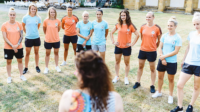 Die DFB-Spielerinnen Anja Mittag, Lena Petermann, Kristin Demann, Dzsenifer Marozsan, Mandy Islacker, Sara Doorsoun, Sara Daebritz, Alexandra Popp, Svenja Huth und Johanna Elsig (von links) beim Fotoshooting vor der EM in den Niederlanden.