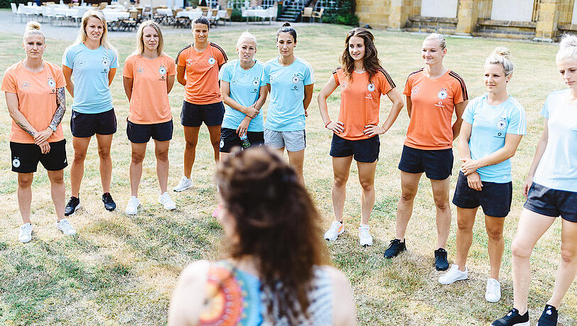 Die DFB-Spielerinnen Anja Mittag, Lena Petermann, Kristin Demann, Dzsenifer Marozsan, Mandy Islacker, Sara Doorsoun, Sara Daebritz, Alexandra Popp, Svenja Huth und Johanna Elsig (von links) beim Fotoshooting vor der EM in den Niederlanden. Die DFB-Spielerinnen Anja Mittag, Lena Petermann, Kristin Demann, Dzsenifer Marozsan, Mandy Islacker, Sara Doorsoun, Sara Daebritz, Alexandra Popp, Svenja Huth und Johanna Elsig (von links) beim Fotoshooting vor der EM in den Niederlanden.