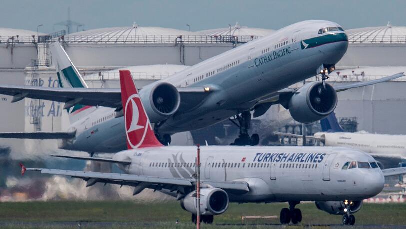Eine Boeing der Fluggesellschaft Cathay Pacific startet auf dem Flughafen in Frankfurt am Main. (Symbolbild) Eine Boeing der Fluggesellschaft Cathay Pacific startet auf dem Flughafen in Frankfurt am Main. (Symbolbild)
