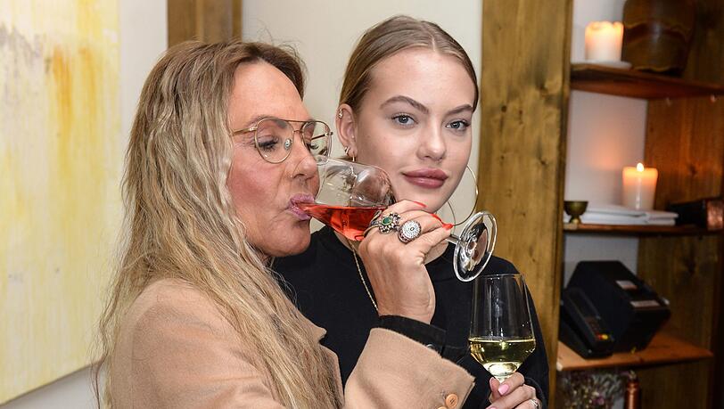 Cheyenne Ochsenknecht (re.) mit ihrer Mutter Natascha bei der Wein-Präsentation von Bruder Jimi Blue.