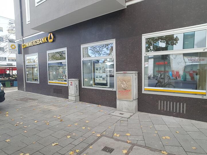Mit faustgroßen Steinen bewarfen die Randalierer die Fenster der Commerzbank-Filiale.