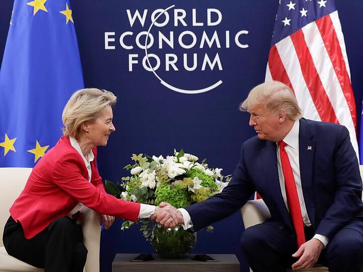 Handschlag: Ursula von der Leyen trifft beim Weltwirtschaftsforum auf Donald Trump.