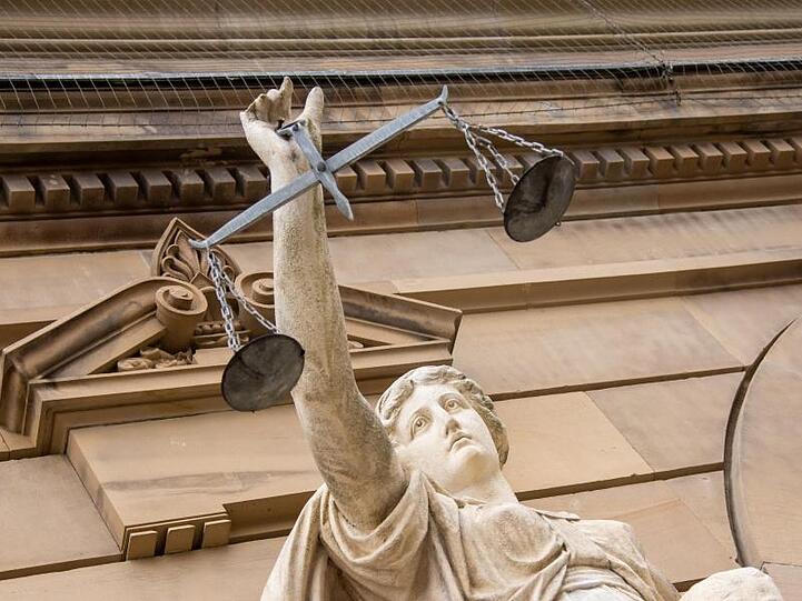 Eine Statue der Justita hält eine Waage in der Hand. Foto: Stefan Puchner/dpa/Archivbild