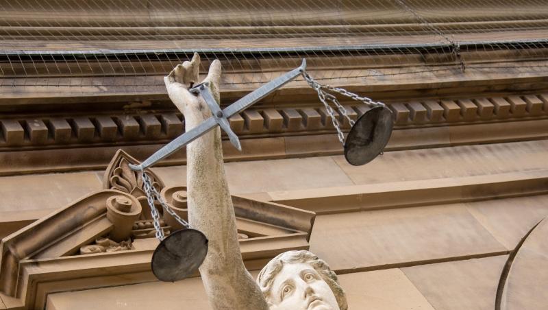 Eine Statue der Justita hält eine Waage in der Hand. Foto: Stefan Puchner/dpa/Archivbild