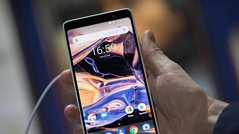 Eine einzelne Lieferung des Modells Nokia 7 Plus sei fälschlicherweise mit der Geräteaktivierungs-Software für ein anderes Land ausgestattet worden, erklärte Hersteller HMD Global.
