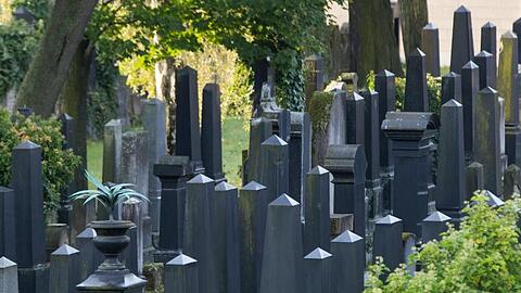 Grabsteine auf einem Jüdischen Friedhof in Nürnberg. Foto: Daniel Karmann/dpa
