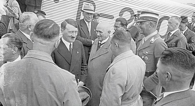 Adolf Hitler, gerade gelandet: auf dem Oberwiesenfeld 1934.