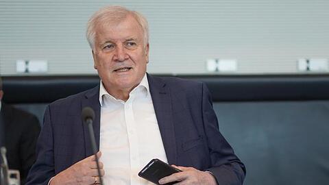 Bundesinnenminister Horst Seehofer kommt zur Sitzung des Bundestags-Innenausschusses.