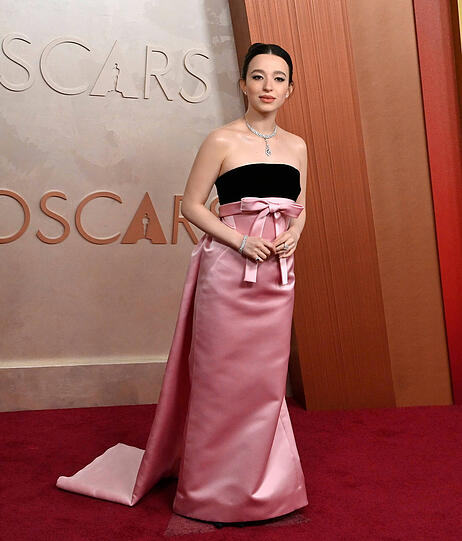 Mikey Madison ist definitiv die Oscar-Gewinnerin des Abends für ihre Rolle in "Anora". Auch bei der Wahl ihres Looks ist sie eine Gewinnerin des Abends. Die Robe von Dior überzeugt durch zurückhaltende Eleganz. Mikey ist irgendwie eine moderne Audrey Hepburn, auch mit ihrem Make-up. Und natürlich mit dem Schmuck von Tiffany & Co.