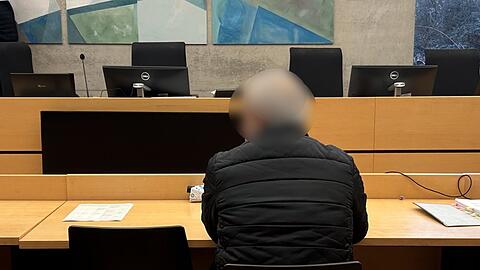 Der angeklagte Sohn will die Tat nicht begangen haben. (Archivbild)
