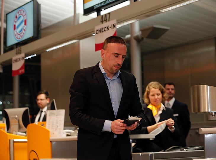 Die Bayern-Profis beim Abflug in München: Franck Ribery