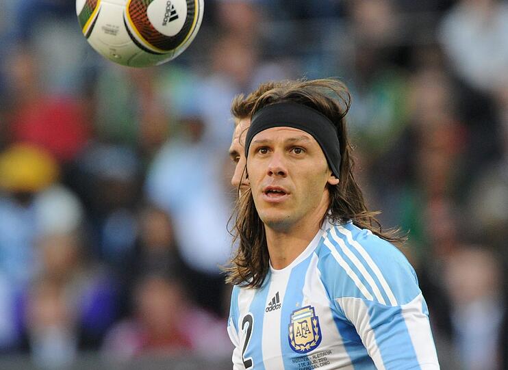Martin Demichelis (33, Argentinien): Knapp nicht der älteste Argentinier, Hugo Campagnaro schlägt ihn um ein halbes Jahr. Dennoch bemerkenswert, dass sich &bdquo;Micho&ldquo;, wie sie den Ex-Bayern nennen, in Argentiniens Aufgebot geschafft hat, zumal er seit 2011 kein Länderspiel absolviert hatte. Rasierte sich nun wegen einer Wette die Haare kurz &ndash; und verletzte sich im letzten Test gegen Trinidad und Tobago am Sprunggelenk.