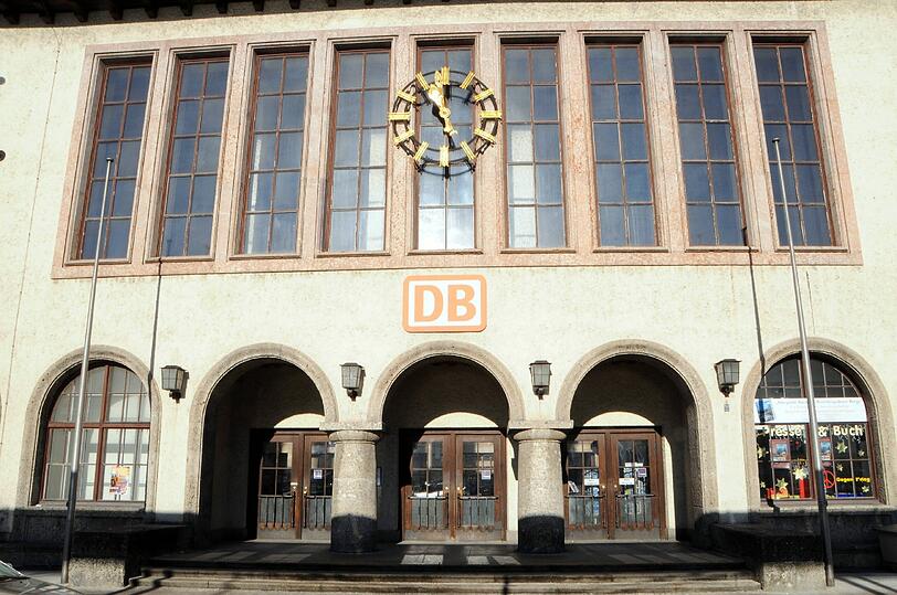 Das Empfangsgebäude des Bahnhofs verkörpert den Baustil der Nazi-Zeit: eine Mischung aus Neoklassizismus und Heimatstil. Der Gebäudekomplex steht unter Denkmalschutz.