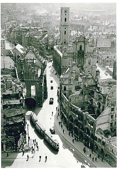 Ganz weit oben: Hans Gritsch fotografiert München 1947 von dem unzerstörten neuen Rathausturm aus. Die durch den Krieg entstandenen Schäden
sind deutlich zu erkennen; links das alte Rathaus, rechts hinten die bis auf die Außenmauern niedergebrannte Heilig-Geist-Kirche.
