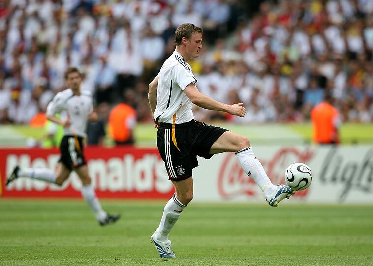 Robert Huth kam bei der WM 2006 nur ein Mal zum Einsatz und wurde dannach nur noch sehr sporadisch nominiert - zuletzt im Mai 2009. Nach dem gewonnen Meistertitel mit Leicester City 2016, an der Huth großen Anteil hatte, forderten einige Fans seine Nominierung für die Euro 2016.