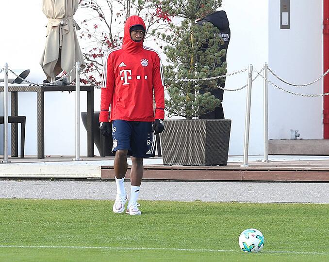 David Alaba versucht wenig später auch erste Übungen mit dem Ball.