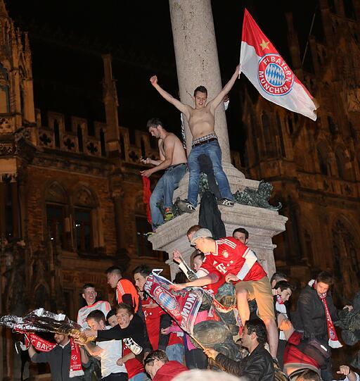 Die Fan-Party am Marienplatz: Bayern-Anhänger haben sogar die Mariensäule eingenommen. Die Bilder
