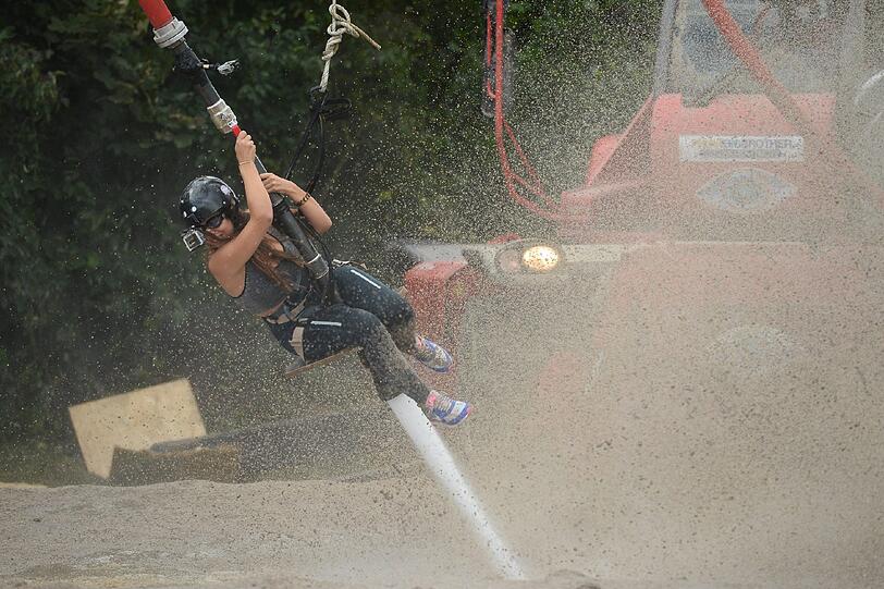 Während der Challenge. So schön reitet nur Ela auf dem Feuerwehrschlauch.