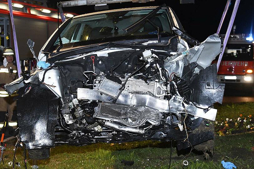 Bei dem Unfall wurden zwei Personen schwer verletzt.