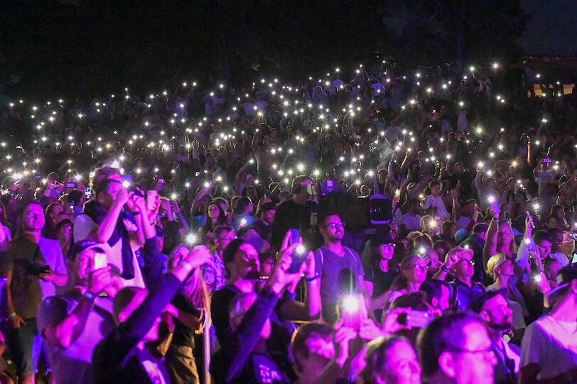 Ein Lichtermeer aus Zuschauer-Handys beim Marteria-Konzert.