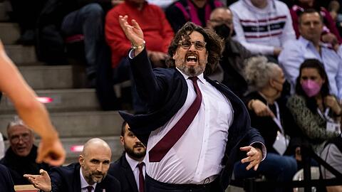 Ihm fehlt es gewiss nicht an Energie, seinen Spielern aber gerade schon: Bayern-Coach Andrea Trinchieri bei der Pleite in Bonn.