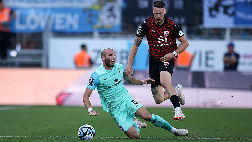 Verlieren in den letzten 30 Minuten zu viele Zweikämpfe: Die Löwen-Kicker um Manfred Starke. Verlieren in den letzten 30 Minuten zu viele Zweikämpfe: Die Löwen-Kicker um Manfred Starke.