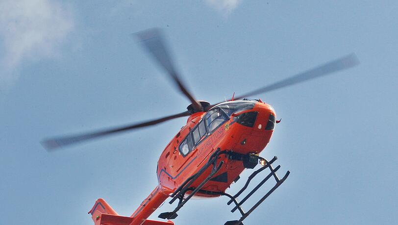 Mit einem Rettungshubschrauber wurde der verletzte Arbeiter in ein Krankenhaus gebracht. (Symbolbild)
