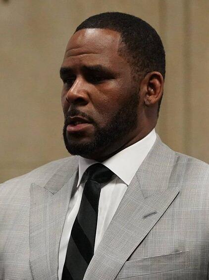 Der S&auml;nger R. Kelly im Jahr 2019 vor Gericht.