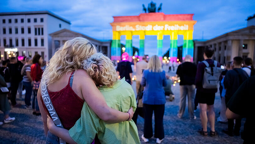 Das Brandenburger Tor in Berlin wird nach dem Angriff auf den Christopher Street Day (CSD) in Regenbogenfarben angestrahlt.