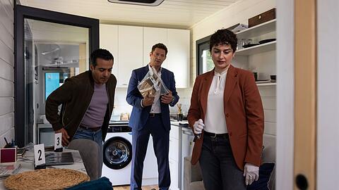 Der Tiny-House-Besitzer Ben Gruber ist in seinem kleinen Haus erstochen worden. Kilian Kaya (Baran H&ecirc;v&icirc;, links) und Sven Hansen (Igor Jeftić) nehmen die Ermittlungen auf.