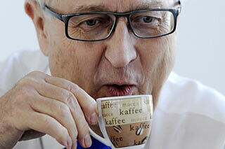 Keine Politik, bloß Genuss: Bundeswirtschaftsminister Rainer Brüderle beim Kaffee-Schlürfen.