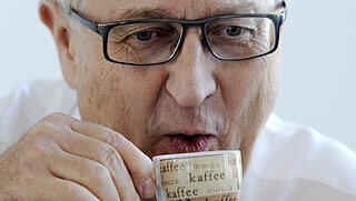 Keine Politik, bloß Genuss: Bundeswirtschaftsminister Rainer Brüderle beim Kaffee-Schlürfen. Keine Politik, bloß Genuss: Bundeswirtschaftsminister Rainer Brüderle beim Kaffee-Schlürfen.