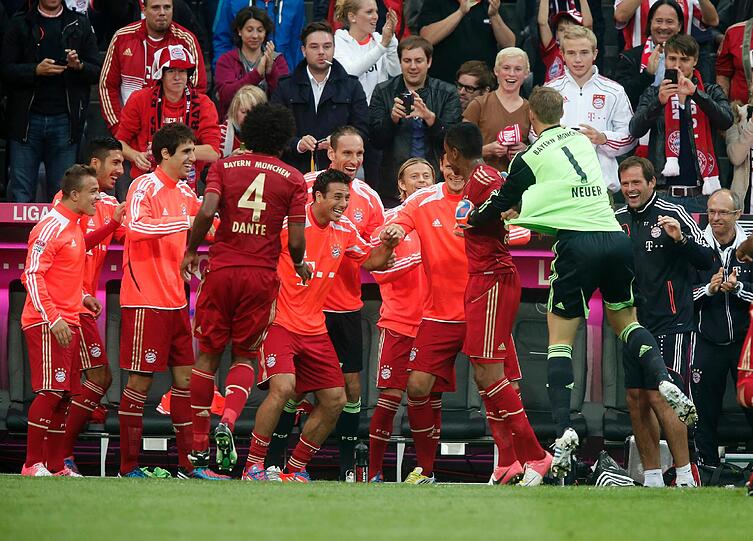 Mit 6:1 gegen Stuttgart verteidigt der FC Bayern die Tabellenführung verteidigt - und legt den besten Saisonstart seit fünf Jahren hin. Die Bilder vom Spiel