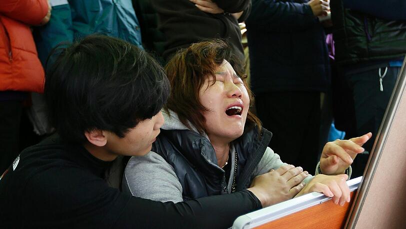 Die Rettungskräfte bergen stündlich neue Tote aus der gesunkenen "Sewol". Bilder von der Bergungsaktion. Die Rettungskräfte bergen stündlich neue Tote aus der gesunkenen "Sewol". Bilder von der Bergungsaktion.