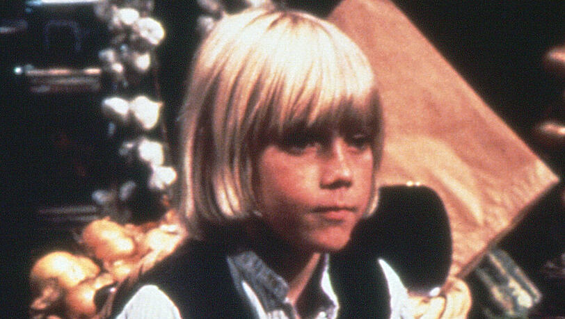 Der kleine Lord Fauntleroy (Ricky Schroder) wird von seinem Großvater in England erwartet.