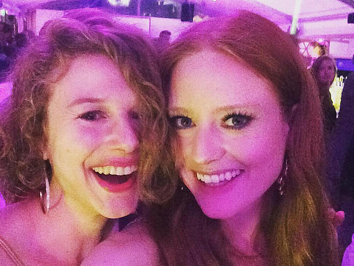 Auch Ex-"GNTM"-Gewinnerin Barbara Meier (28) freut sich in Cannes dabei zu sein. Sie postete ein Foto auf Twitter und schrieb dazu: "Letztens zusammen eine Komödie gedreht, jetzt ein Wiedersehen in #Cannes Oberpfälzerinnen on Tour #GermanFilms".