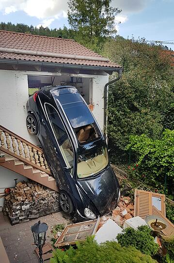 Ein Mann hat mit seinem Porsche die Garagenwand durchbrochen und ist im Garten gelandet. Die Bilder vom Einsatz.