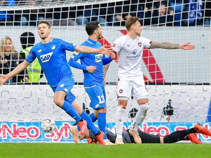 Hoffenheims Andrej Kramaric (l) feiert seinen Siegtreffer gegen Nürnberg.