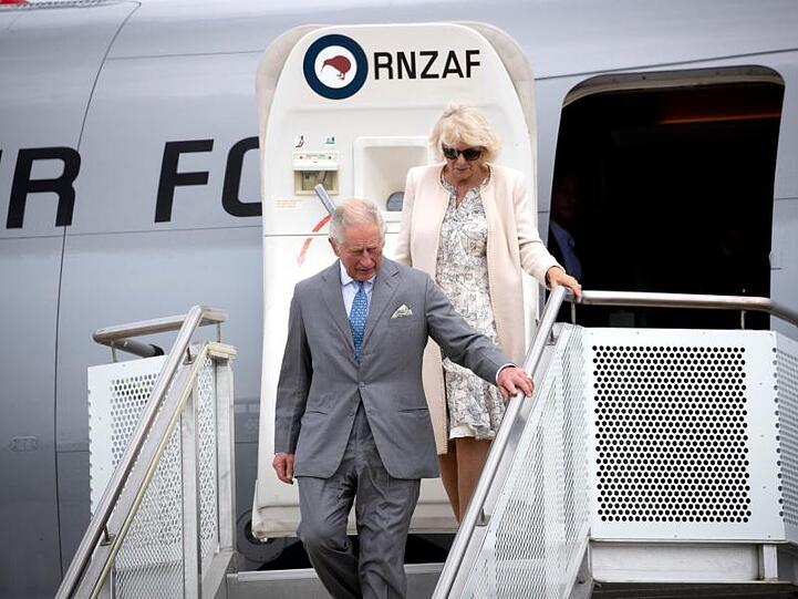 Charles und Camilla treffen zu ihrem Neuseeland-Besuch in Auckland ein.