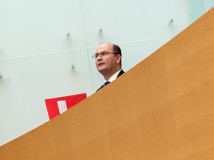 Albert Füracker (CSU), Staatsminister der Finanzen, sitzt im Landtag. Foto: Peter Kneffel/dpa/Archivbild