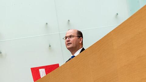 Albert Füracker (CSU), Staatsminister der Finanzen, sitzt im Landtag. Foto: Peter Kneffel/dpa/Archivbild