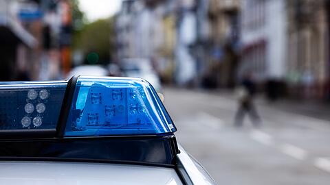 Die Polizei entfernte in Untersendling Plakate mit verfassungsfeindlichen Symbolen und Parolen. (Symbolbild)