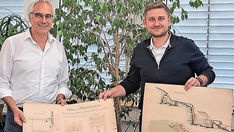 Alexander Wiesneth (links) mit dem heutigen Geschäftsführer der damals beauftragten Firma, Roman Stadelmaier, der die Pläne übergeben hat (AZ berichtete). Sein Unternehmen hatte sie - mit Stolz - aufbewahrt.