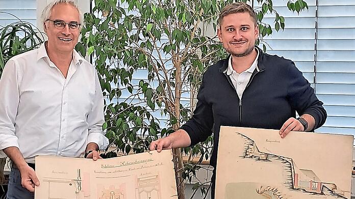 Alexander Wiesneth (links) mit dem heutigen Geschäftsführer der damals beauftragten Firma, Roman Stadelmaier, der die Pläne übergeben hat (AZ berichtete). Sein Unternehmen hatte sie - mit Stolz - aufbewahrt.