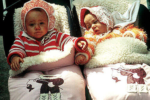 Tina (rechts) und Zwillingsschwester Julia wenige Wochen nach der Geburt. Da schien die Welt noch in Ordnung zu sein.